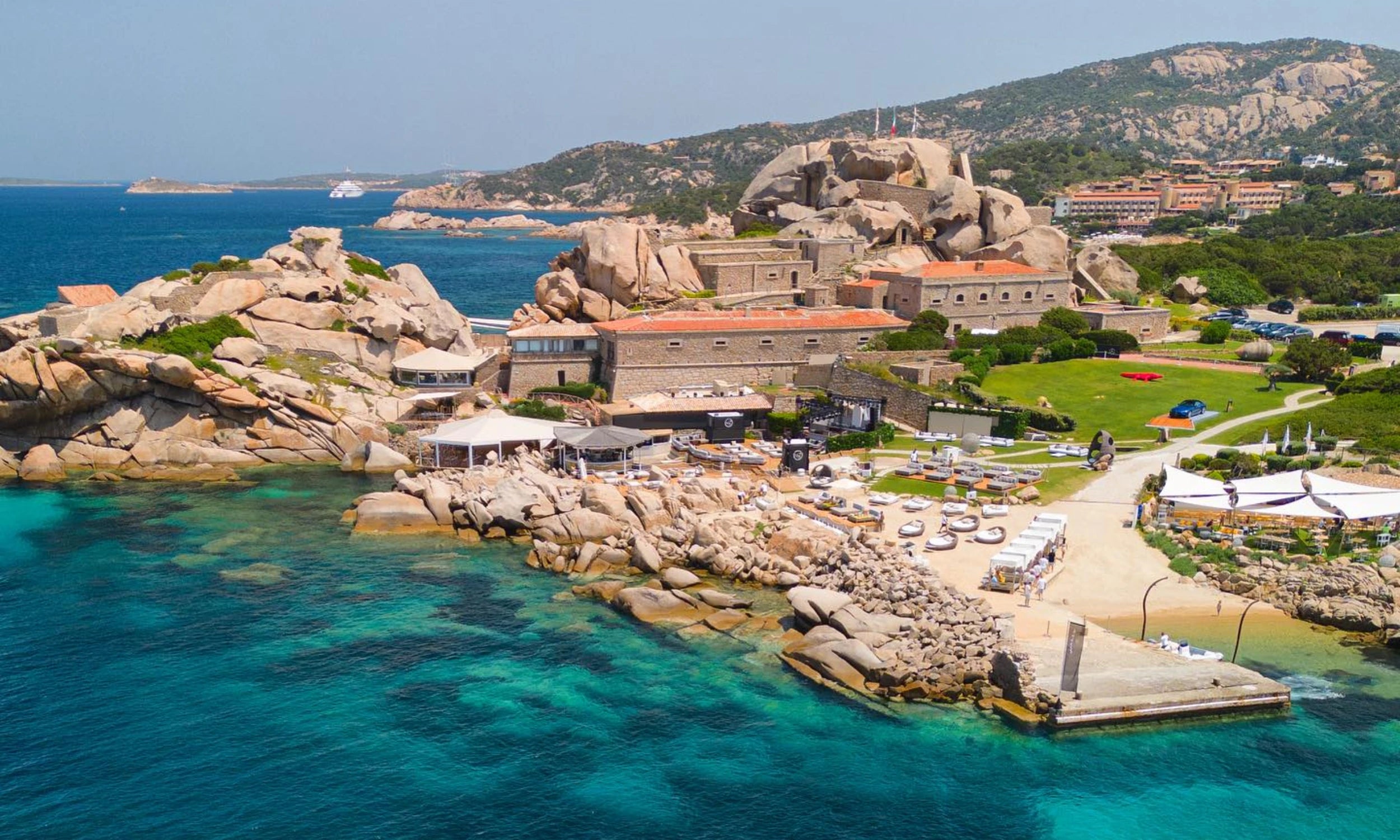 Phi Beach: the most exclusive luxury beach club of the Costa Smeralda