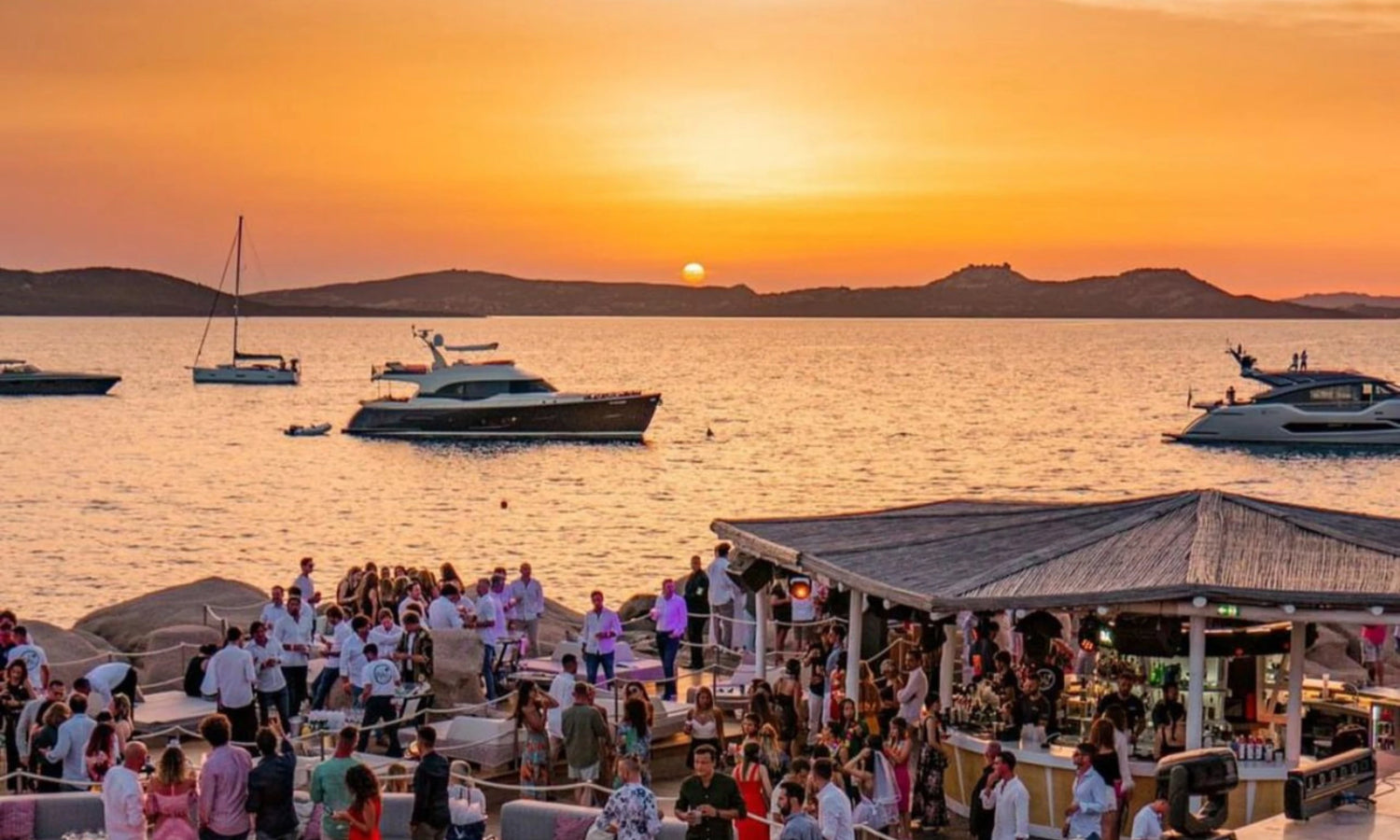 The sunset at Phi Beach: a memorable experience acclaimed by The New York Times